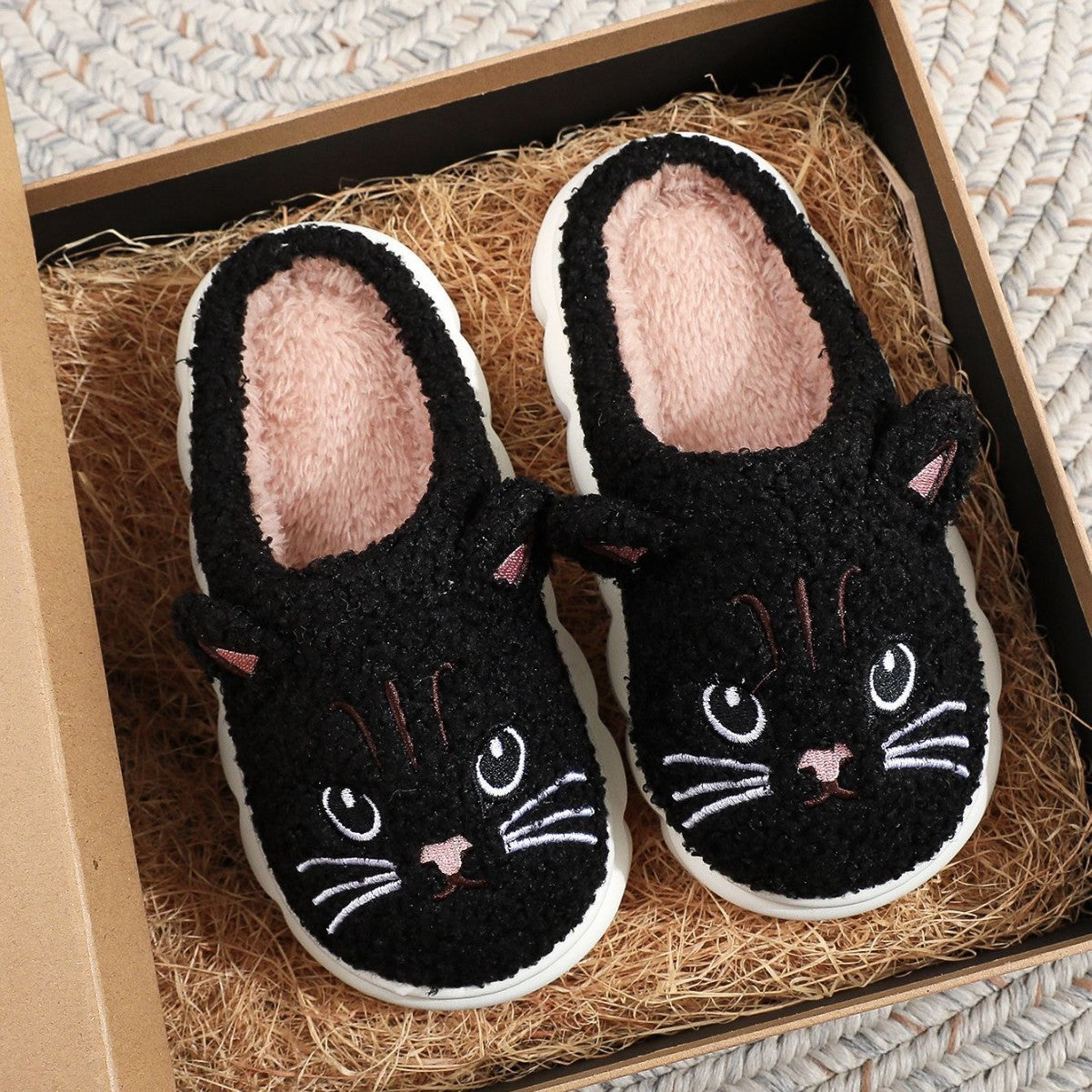 Slippers Cartoon Kitty en Peluche – Chaleur et Style pour Petits et Grands