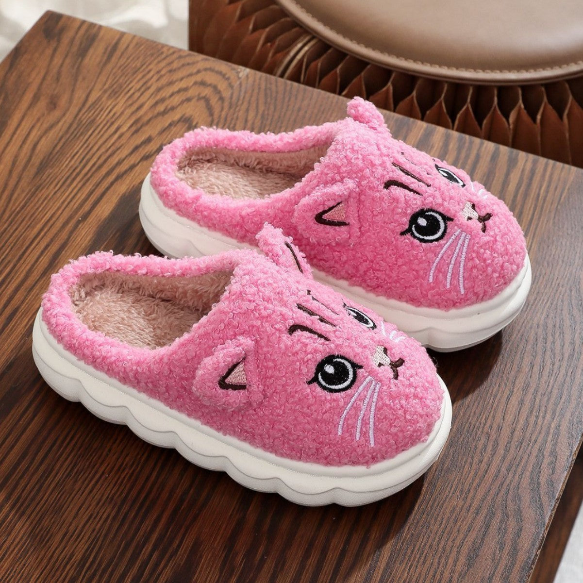 Slippers Cartoon Kitty en Peluche – Chaleur et Style pour Petits et Grands