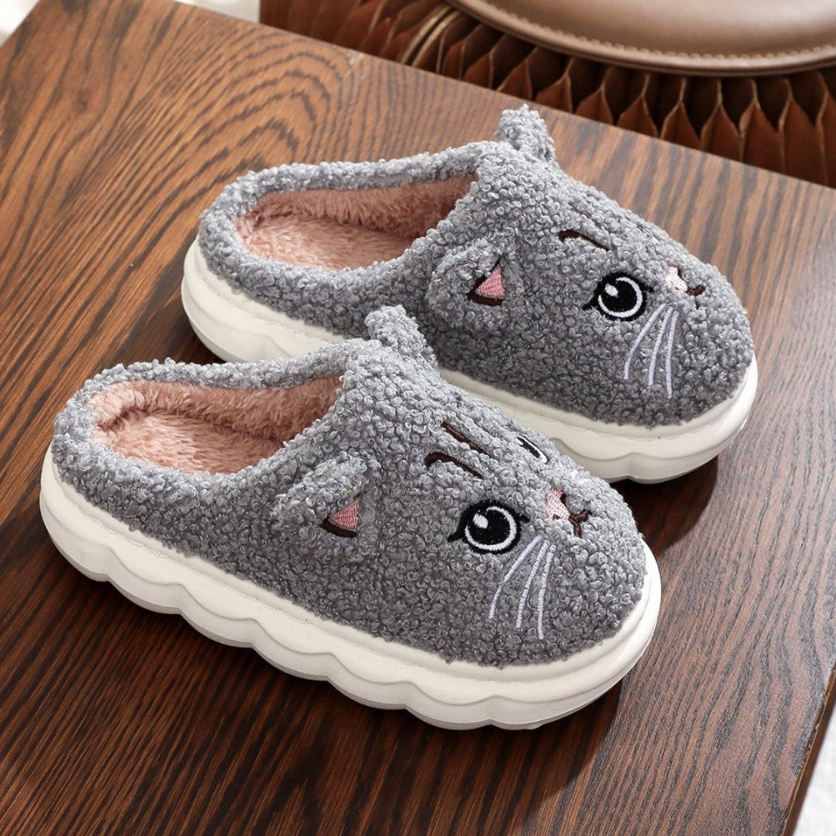 Slippers Cartoon Kitty en Peluche – Chaleur et Style pour Petits et Grands