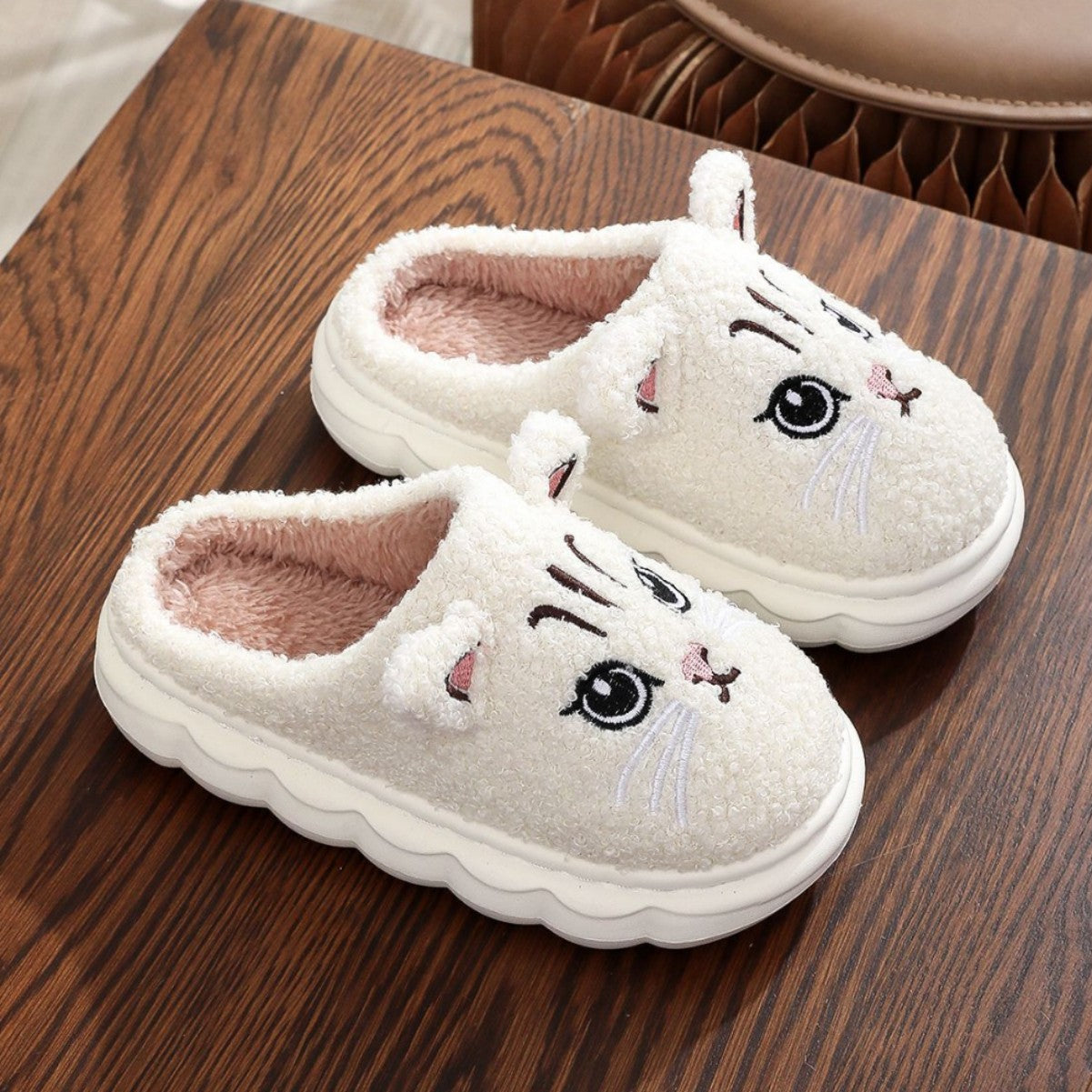 Slippers Cartoon Kitty en Peluche – Chaleur et Style pour Petits et Grands