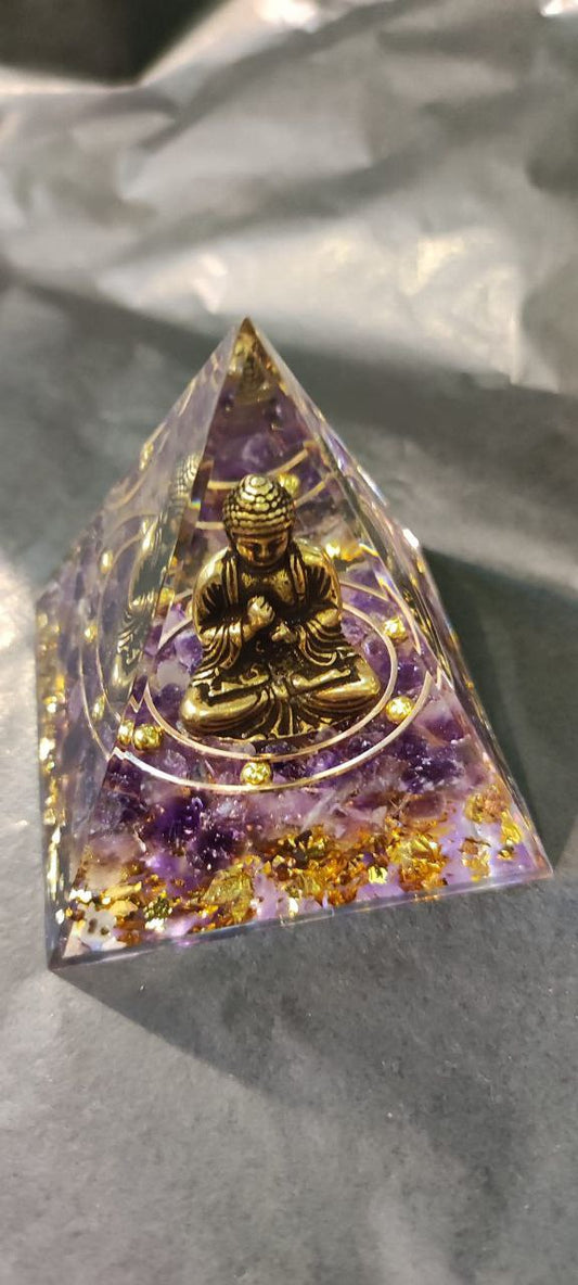 Pyramide Orgonite Bouddha Corail : Harmonie, protection & sérénité